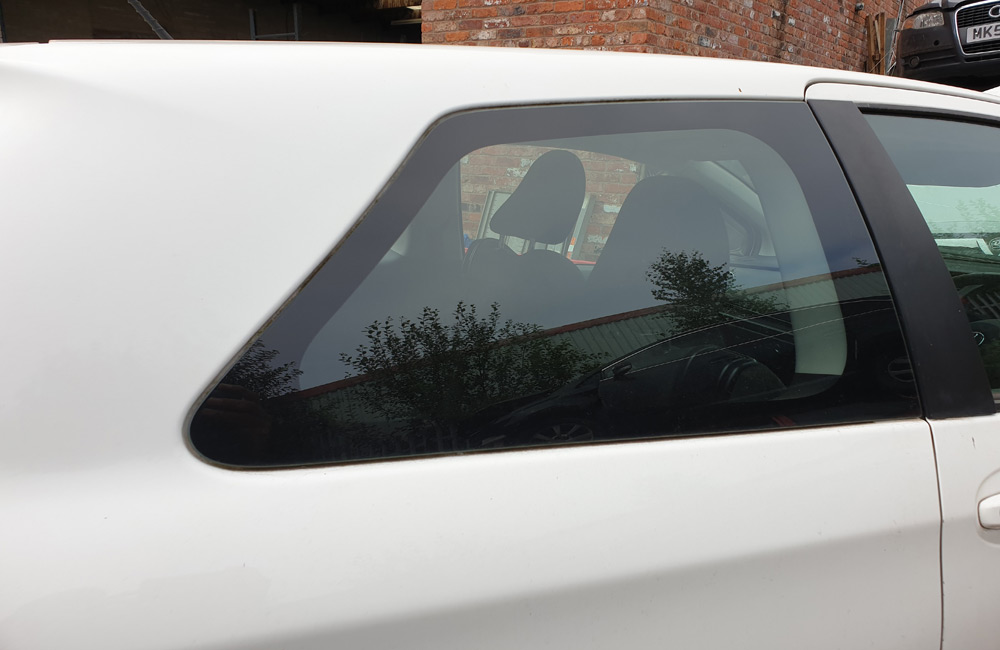 Toyota Yaris VVTI TR Quarter window glass driver side rear